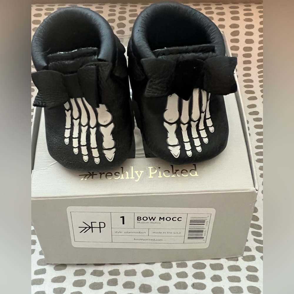 EUC Freshly Picked Bow Moccasins in Madam Bones sz 1